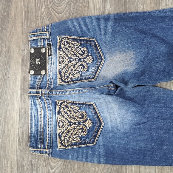 EUC Miss Me Beautiful Embroidery Emblishment Jeans - Picture 2 of 9